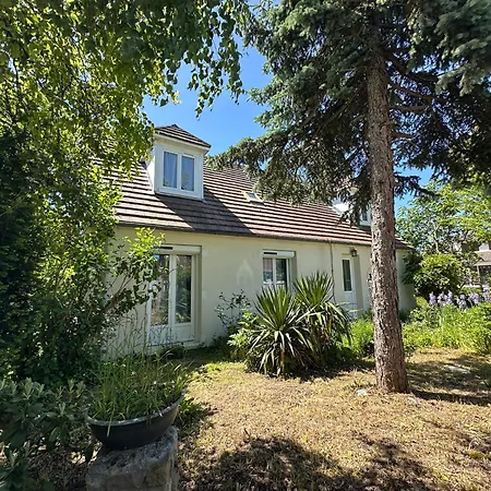Family Close To Chantilly, Asterix, Cdg *