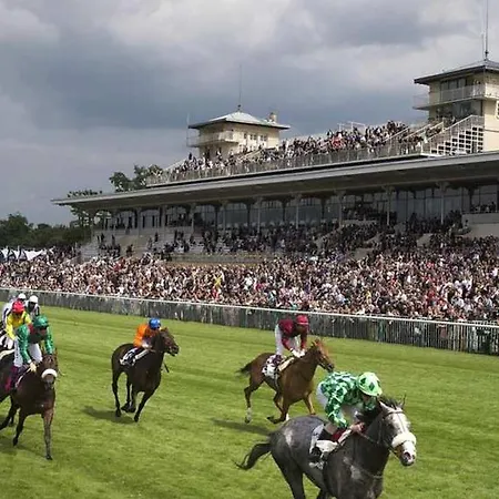 Family Close To Chantilly, Asterix, Cdg Chaumontel